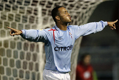 El delantero brasileño del Celta de Vigo Joao Fernando Nelo  Baiano  celebra el segundo gol para su equipo.