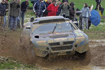 Carlos Sainz conduce su Volkswagen durante la primera etapa del Rally Lisboa-Dakar, en Castro Verde, Portugal.