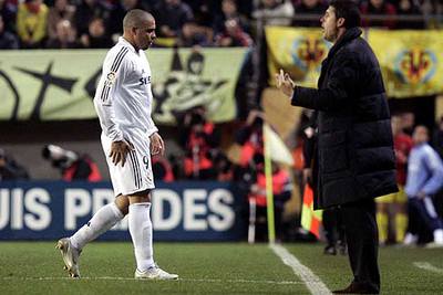 Ronaldo se retira lesionado de El Madrigal en presencia de López Caro.