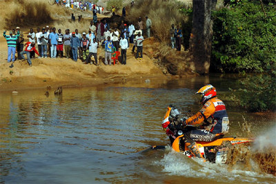 Coma, en un momento de la etapa duodécima del rally Dakar 2006.