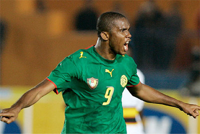 El camerunés Samuel Eto'o celebra su tercer gol ante Angola en el estadio militar de futbol de El Cairo.
