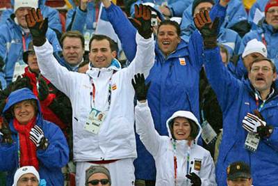 El Príncipe Felipe y su esposa Letizia , la ministra María José San Segundo y el secretario de Estado para el Deporte, Jaime Lissavetzky , celebran la participación de Rienda.