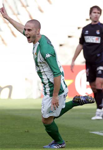 El delantero del Betis, Daniel Martín,  Dani , celebra el primer gol que ha marcado para su equipo.