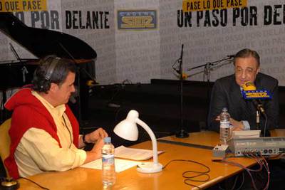El ex presidente del Real Madrid, Florentino Pérez (derecha), durante la entrevista con Jose Ramón de la Morena en  El Larguero .