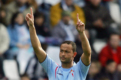 El jugador del Celta de Vigo Fernando Baiano celebra su gol contra el Osasuna en el estadio de Balaidos.