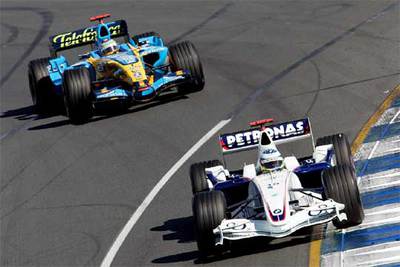 El alemán Nick Heidfeld y Alonso, en acción durante la sesión clasificatoria en el circuito Albert Park de Melbourne.