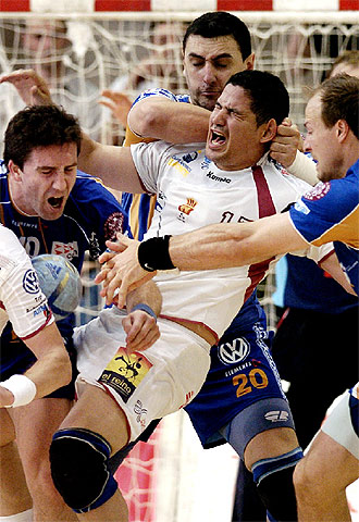 Los jugadores del Portland Martín, Pérez y Jorgensen intentan detener el ataque de Rolando Urios.