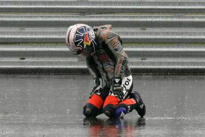 Pedrosa, tras dar con su moto en el suelo en los entrenamientos libres.