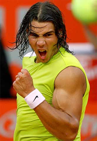 Rafael Nadal celebra un tanto frente a su contrincante Fernández.