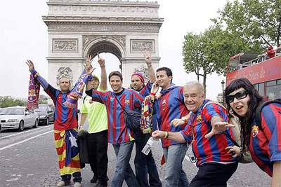 Seguidores del Barcelona calientan motores antes del partido en las inmediaciones del Arco del Triunfo parisino.