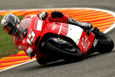 Elpiloto español Sete Gibernau ha conseguido el mejor tiempo en los entrenamientos del Gran Premio de Italia.