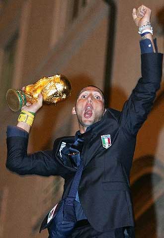 Materazzi, reciente campeón del mundo con Italia, asegura que no insultó a Zidane en la final del Mundial.