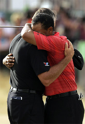 Tiger Woods celebra su segundo grande británico consecutivo abrazado a su  caddy  Steve Williams en Hoylake.