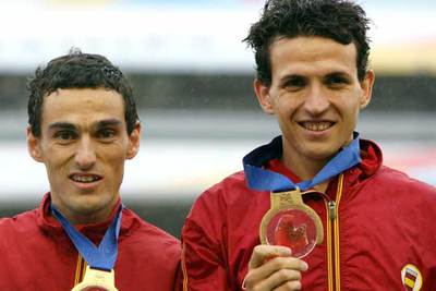 España (izquierda) e Higuero, oro y bronce en la prueba de 5.000 metros, en el podio con sus medallas.