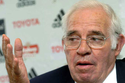 El seleccionador español, Luis Aragonés, durante la conferencia de prensa que ha ofrecido hoy en Reikiavik previa al partido que mañana jugará el combinado español ante Islandia.