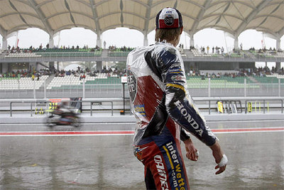 El suizo Thomas Luethi contempla la pista encharcada de Sepang.