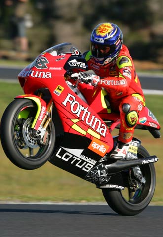 Jorge Lorenzo hace un  caballito  con su moto durante los entrenamientos de ayer en el circuito de Phillip Island.