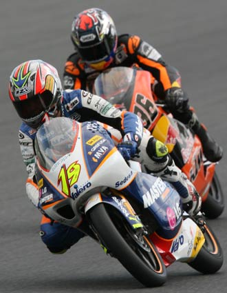 Álavaro Bautista y Mika Kallio han luchado hasta la última vuelta por el triunfo.