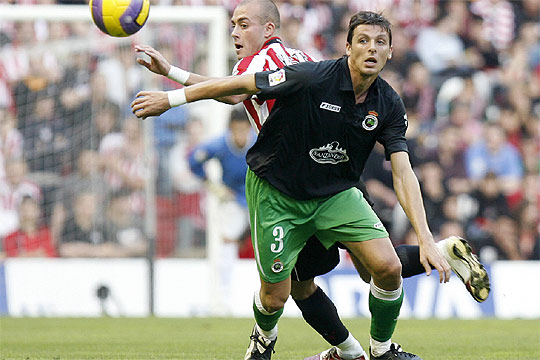 Yeste y Lozano disputan un balón durante el partido en el estadio de San Mamés de Bilbao.