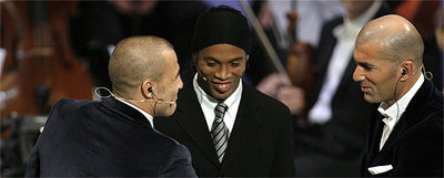 Cannavaro y Zidane se saludan delante de Ronaldinho