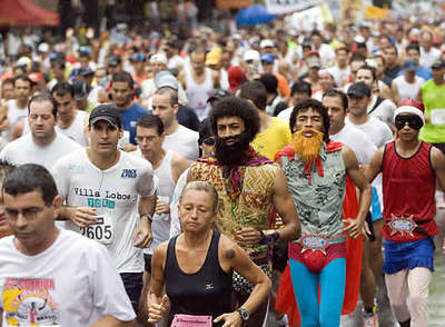 Participantes en la San Silvestre de Sao Paulo, una carrera que se disputa en la ciudad brasileña desde 1925 y que en este año ha estado dominada por los atletas locales.
