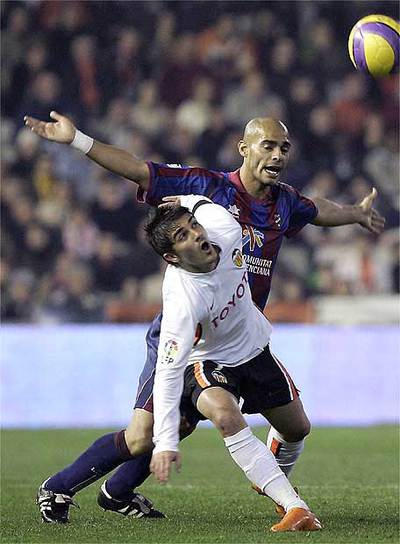 Villa disputa un balón con Alexis