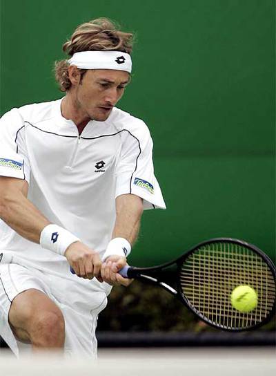 Juan Carlos Ferrero golpea una bola durante su primer partido en el Open de Australia
