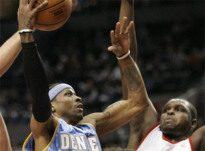 Allen Iverson tira a canasta delante de Zach Randolph