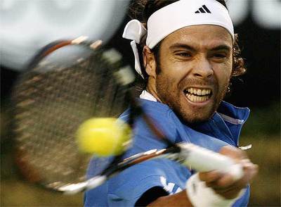 Fernando González golpea la pelota