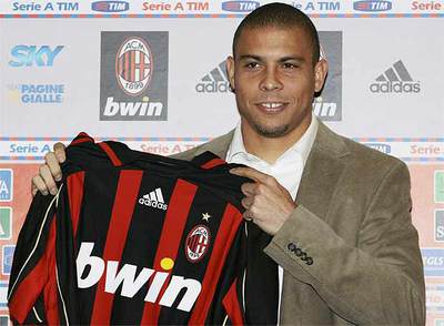 Ronaldo posa con la camiseta del Milan