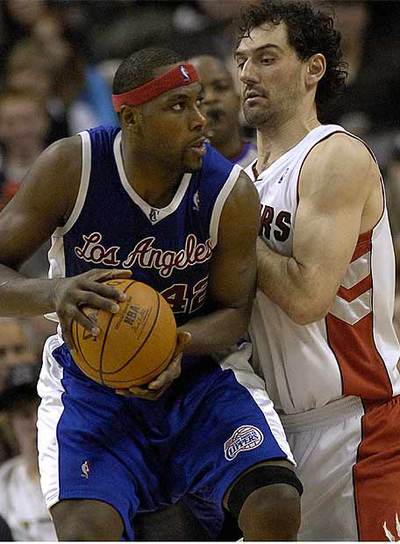 Garbajosa pelea por el control del balón con Elton Brand, de los Angeles Clippers.
