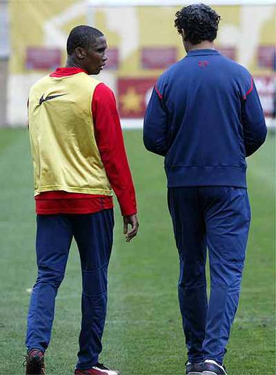 Eto'o, junto a Rijkaard durante un entrenamiento