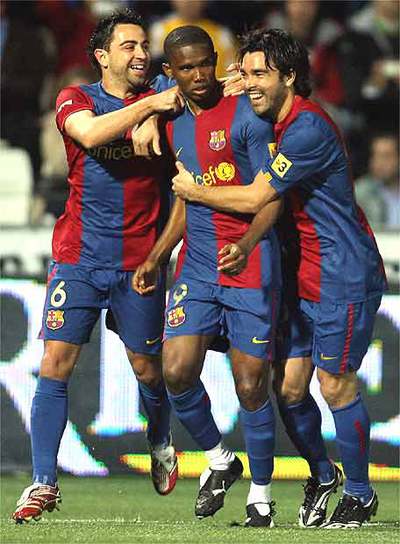 Xavi, Eto'o y Deco festejan el primer gol azulgrana