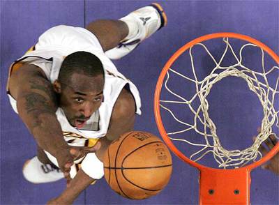 Kobe Bryant entra a canasta