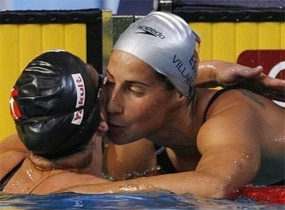 Erika Villaécija besa a su compañera tras la prueba