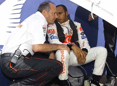 Ron Dennis niega tensiones entre Alonso y Hamilton