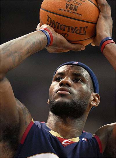 LeBron lanza un tiro libre en el partido contra los Wizards