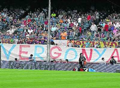 Pancarta instalada en el Camp Nou antes del inicio del partido contra el Betis