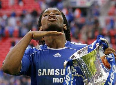 Drogba posa con el trofeo