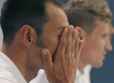 Erik Zabel se tapa las manos durante la conferencia de prensa