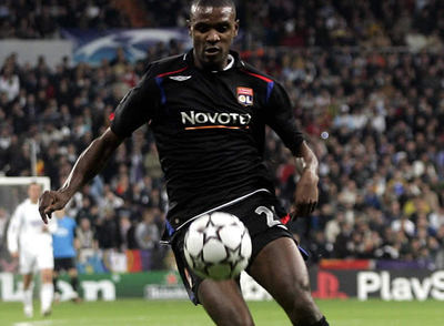 Abidal anuncia su fichaje por el Barça aunque el club no lo confirma