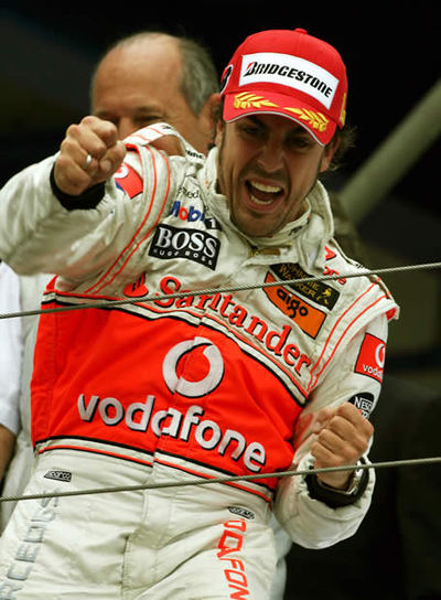 Fernando Alonso celebra su triunfo en el Gran Premio de Europa, en Nurburgring