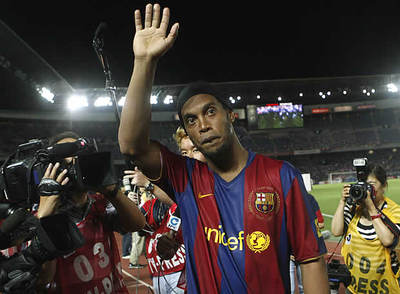 Ronaldinho se despide de la afición nipona