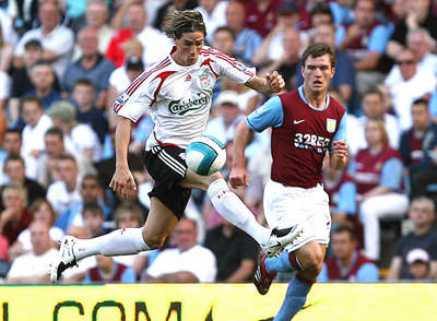 Fernando Torres controla el balón con Gardener como testigo