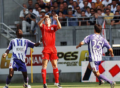 Fernando Torres intenta controlar el esférico ante dos jugadores franceses