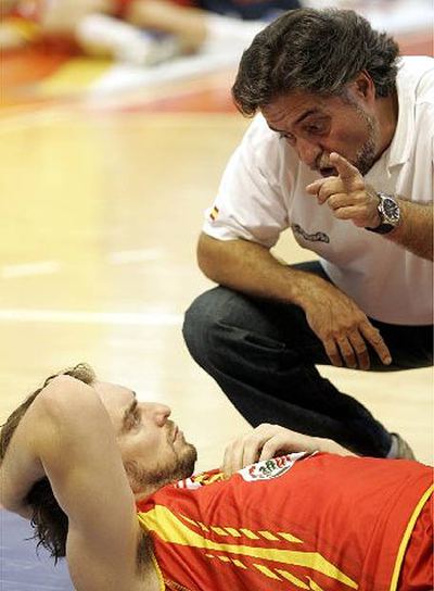 Gasol recibe intrucciones de Pepu Hernández