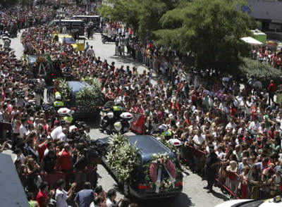 Miles de sevillanos quisieron despedir a Puerta