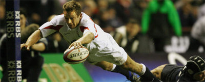 Jonny Wilkinson, de Inglaterra, marca un ensayo