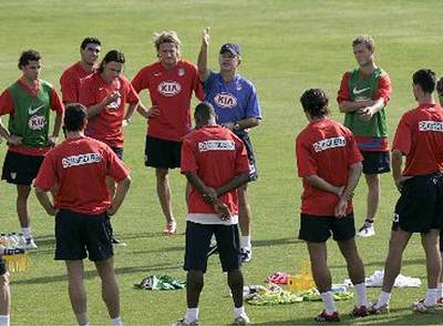 Aguirre da instrucciones a sus compañeros en el entrenamiento