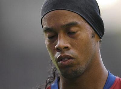 Ronaldinho, fuera de la convocatoria ante el Sevilla por lesión